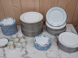 beaucoup d'assiettes et de bols sur la table