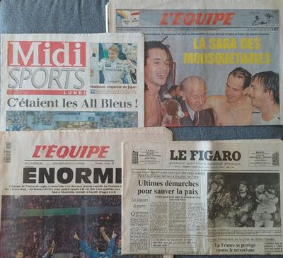 Lot de 4 journaux relatant des exploits sportifs français en…
