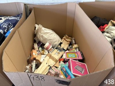 deux cartons remplis de jouets et d'autres objets