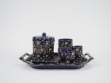 un plateau bleu sur lequel se trouvent trois tasses et une soucoupe