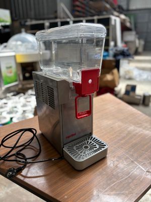 une petite machine posée sur une table