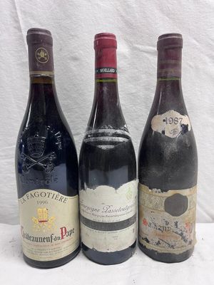 trois bouteilles de vin sont alignées sur une table