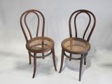 paire de chaises anciennes aux dossiers courbés, avec dossier en rotin