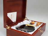une image représentant une boîte en bois contenant une bouteille de vin