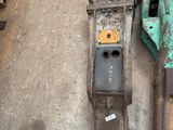 une grosse machine posée au sol