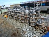 un tas de cordes et de bouées posé par terre