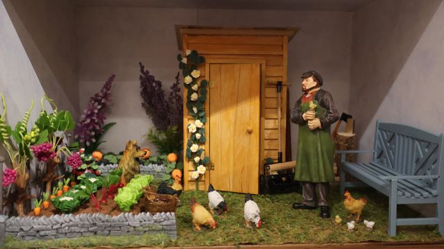 Diorama. Composition miniature, dans une vitrine en bois, vitre e...