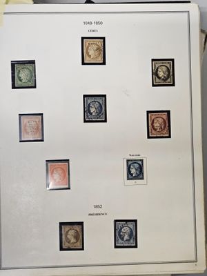 une photo d'un réfrigérateur recouvert de nombreux timbres
