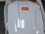 une boîte sur laquelle est posé un casque de moto