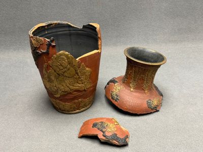 Vase en grès patine rouge et or.