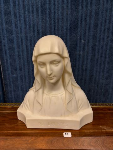 Buste de Notre Dame de Lourdes en résine, signée CH. MAILLARD. H 
