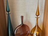 trois vases posés les uns à côté des autres sur une étagère