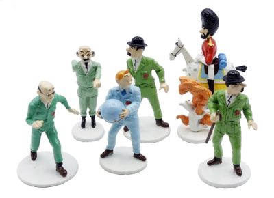 cinq figurines représentant des hommes vêtus de costumes verts et coiffés de chapeaux