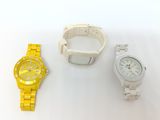 deux montres et une montre posées sur une surface blanche