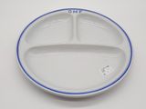 une assiette blanche ornée d'une bande bleue