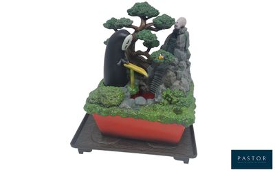 un bonsaï miniature dans un pot rouge posé sur un support