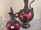 deux vases rouges posés l'un à côté de l'autre sur une table