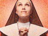 La religieuse a les mains jointes en signe de prière.