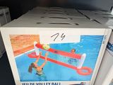 une boîte de ballons de volley-ball posée sur une étagère dans un magasin