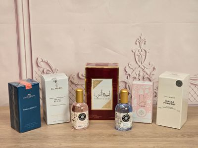 de nombreux parfums différents posés les uns à côté des autres sur une table