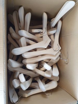une boîte en carton remplie de cuillères et de fourchettes en plastique blanc