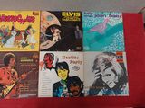 une table rouge sur laquelle sont posés plusieurs disques