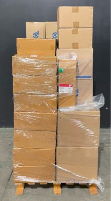 une pile de boîtes sur une palette dans un entrepôt