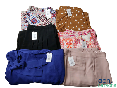 quatre paires de pantalons pour femme avec une étiquette de prix sur fond blanc