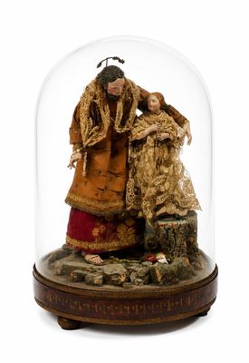 une figurine représentant un homme et une femme sous un dôme en verre