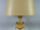 une lampe posée sur une table sur laquelle se trouve une lampe