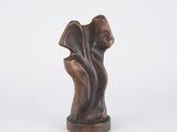 une image représentant une sculpture en bronze du visage d'une femme