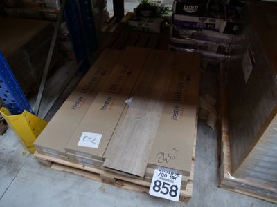 beaucoup de cartons par terre dans un magasin