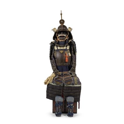 statue d'un samouraï assis sur une chaise en bois