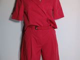 costume rouge à manches courtes sur un mannequin, mannequin, mannequin, mannequin, mannequin, mannequin, mannequin, mannequin, mannequin, mannequin