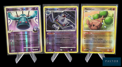 Trois cartes Pokémon différentes sont représentées en rangée sur un fond noir