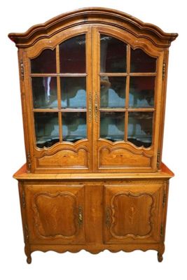 image d'un vaisselier en bois avec des portes en verre