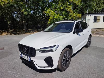 un SUV Volvo blanc garé sur le bord de la route