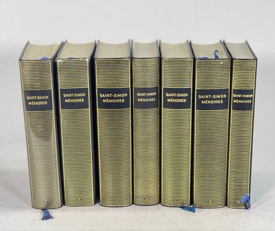 six livres sont alignés sur une surface blanche