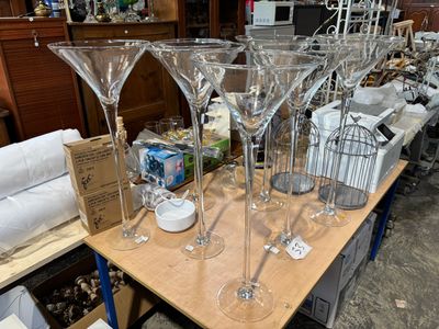 de nombreux verres à vin posés sur une table dans une pièce