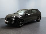 un SUV noir garé dans une pièce aux murs blancs