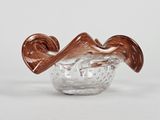 une image représentant un vase en verre orné d'une vague marron
