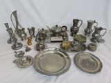 beaucoup d'objets en argent posés sur une table