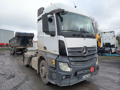 un camion blanc garé dans un parking