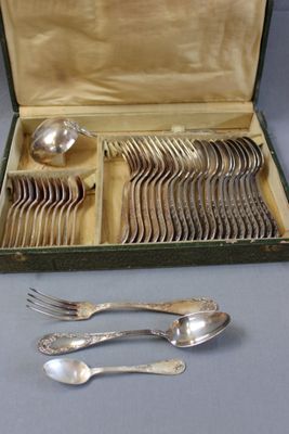 l'argenterie dans un coffret avec des cuillères et des cuillères à l'intérieur