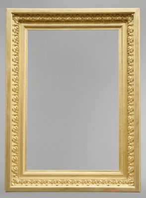 Important cadre en bois doré à décor sculpté de feuilles d'a…