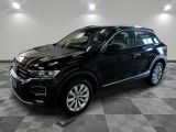 Un SUV Volkswagen noir est garé dans une pièce au sol carrelé.