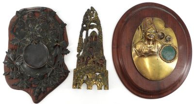 trois plaques accrochées au mur d'une pièce
