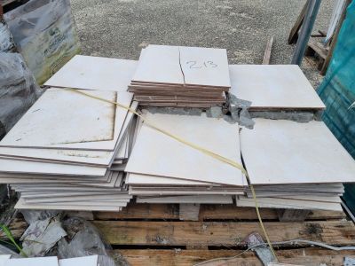 une pile de carreaux blancs posée sur une palette