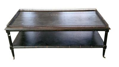 une photo d'une table basse sur laquelle est posé un plateau
