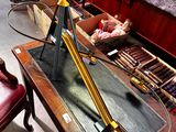 une pièce dans laquelle se trouvent une table, une chaise et d'autres objets